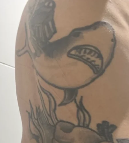 Tatuagem de tubarão no braço, feita em 2012