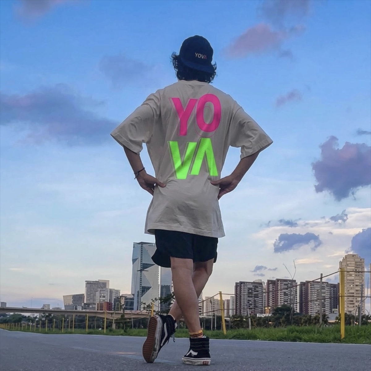 Camiseta YO:VA off-white, costas